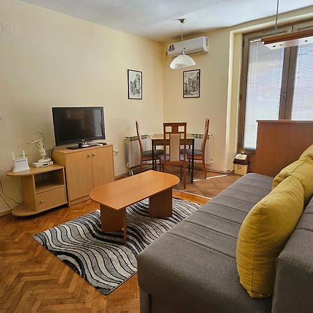 Lovely Square Apartment Purple Velvet スコピエ エクステリア 写真