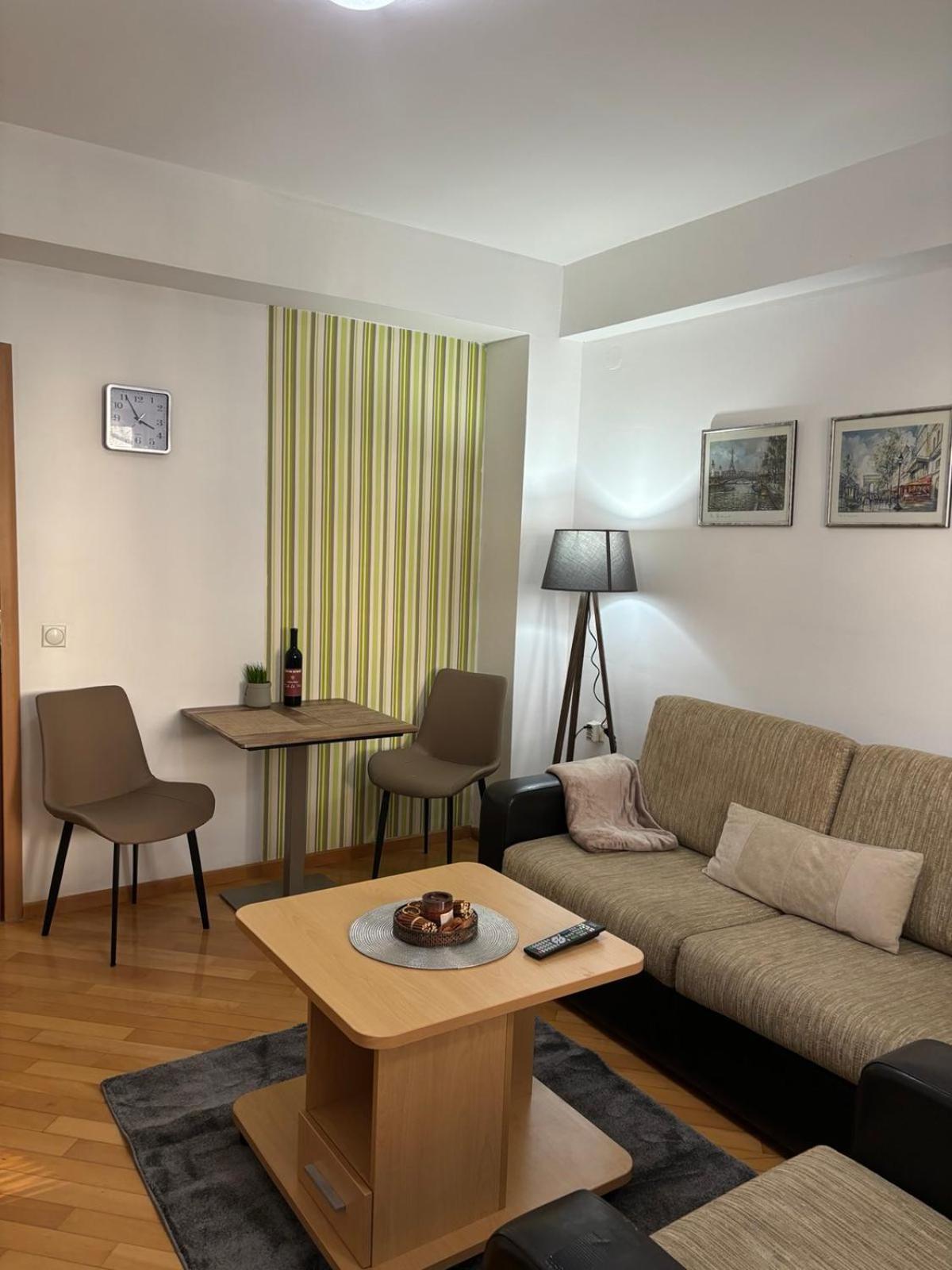 Lovely Square Apartment Purple Velvet スコピエ エクステリア 写真