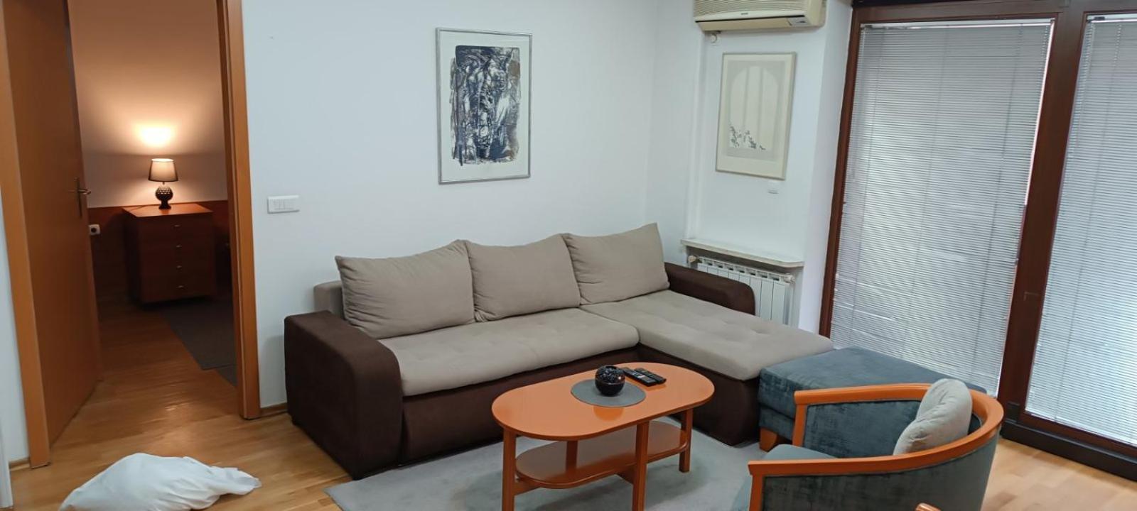 Lovely Square Apartment Purple Velvet スコピエ 部屋 写真