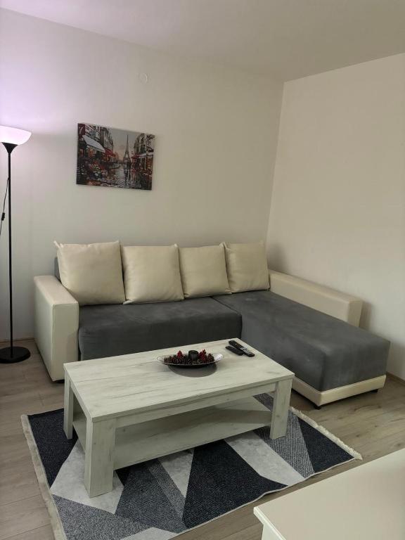 Lovely Square Apartment Purple Velvet スコピエ 部屋 写真