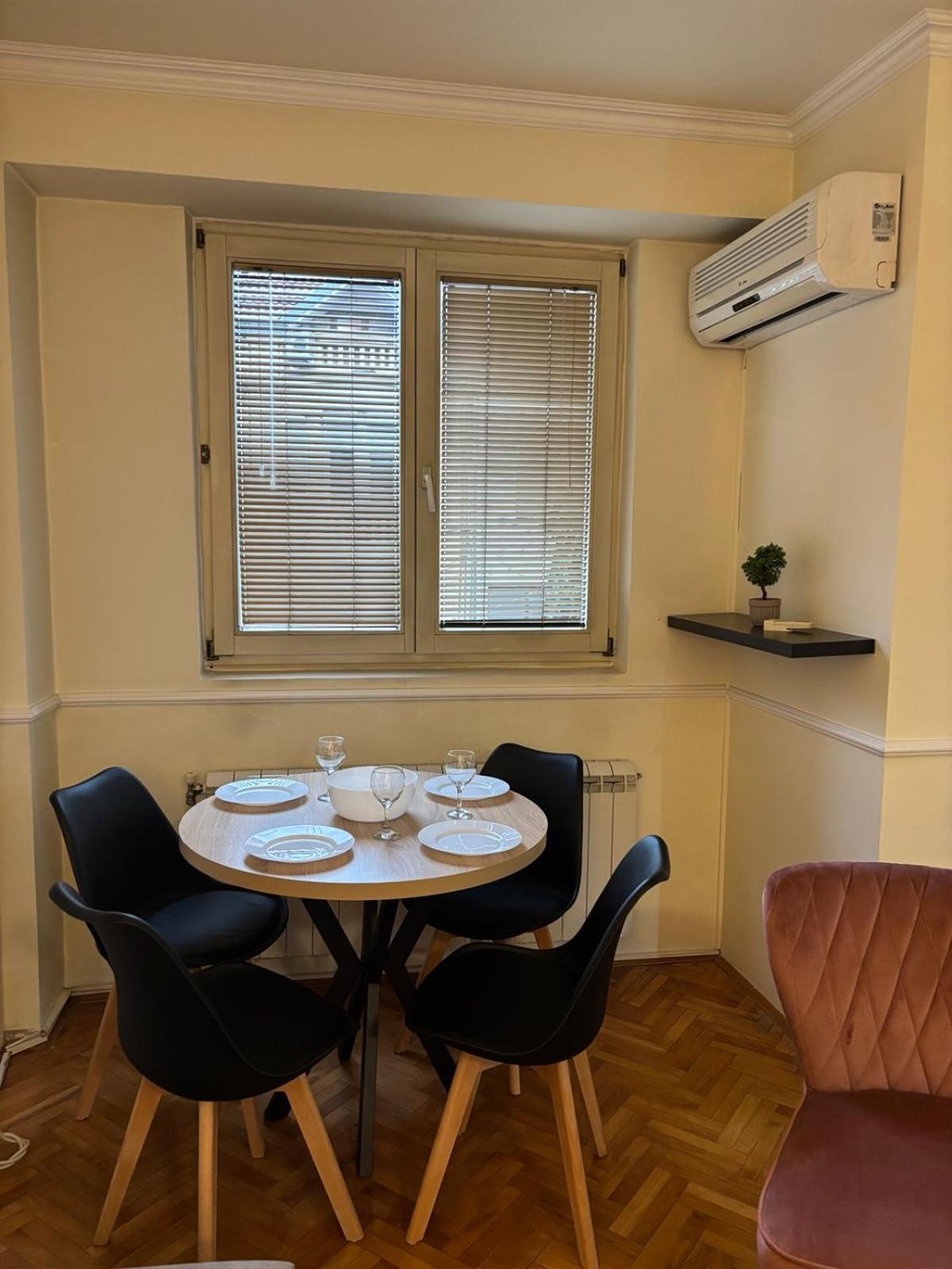 Lovely Square Apartment Purple Velvet スコピエ エクステリア 写真