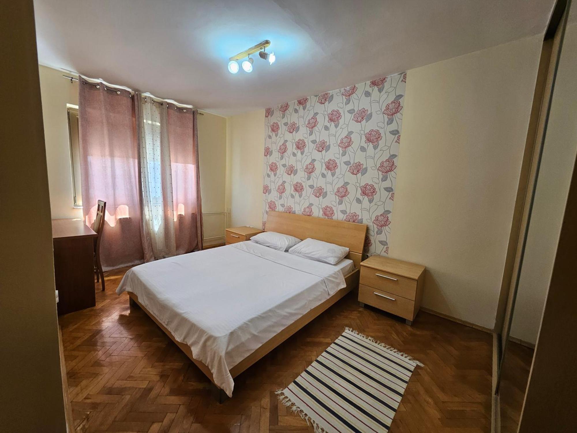 Lovely Square Apartment Purple Velvet スコピエ 部屋 写真